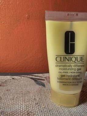 Clinique Yellow Dramatically Different Moisturizing Gel